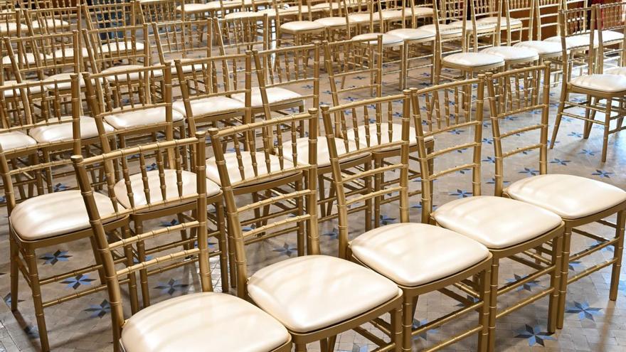 Las nuevas sillas que ya se han puesto en el Salón de Plenos del Ayuntamiento de Elche. | ÁXEL ÁLVAREZ