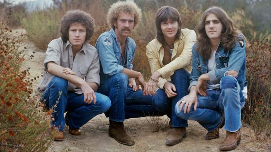 La formación original de
los Eagles (Don Henley,
Bernie Leadon, Randy
Meisner y Glenn
Frey) en Topanga
Canyon. Henry Diltz Photography | HENRY DILTZ PHOTOGRAPHY.