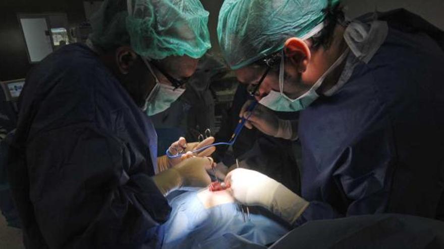 Médicos operan en el quirófano de un hospital público de la provincia de Alicante.