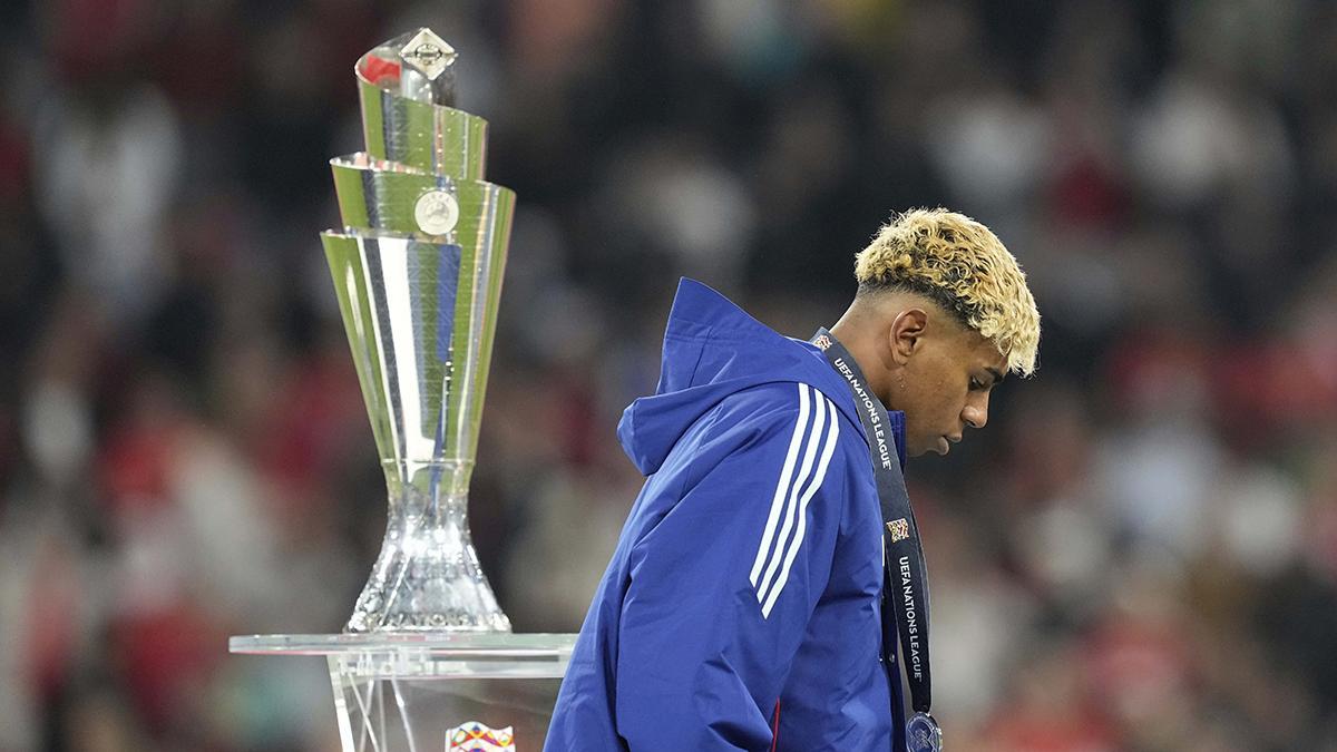 Lamine Yamal pasa cabizbajo ante el trofeo de la Nations League, tra quedar la selección española en segundo lugar