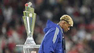 Lamine Yamal pasa cabizbajo ante el trofeo de la Nations League, tra quedar la selección española en segundo lugar