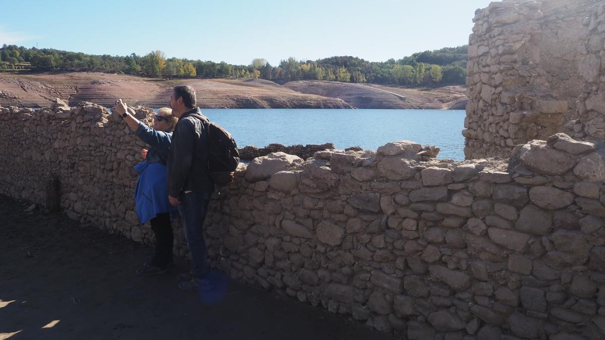 Turismo de sequía en el pantano de Sau