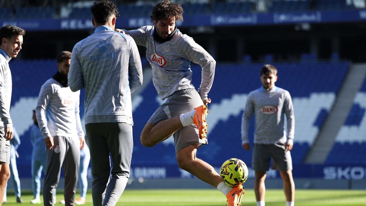 Cabrera juega con un balón en el entrenamiento de este sábado en Cornellà.