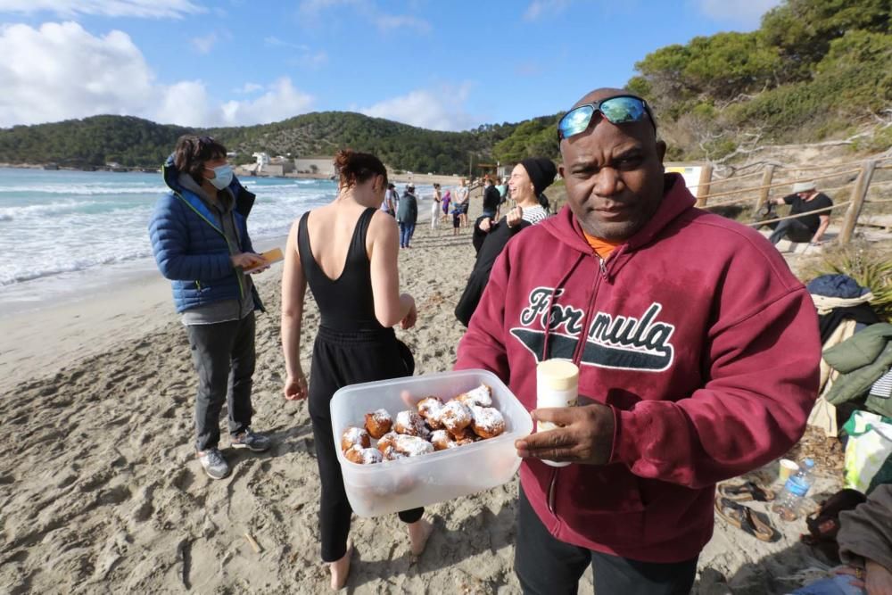 Primer baño del año en ses Salines.