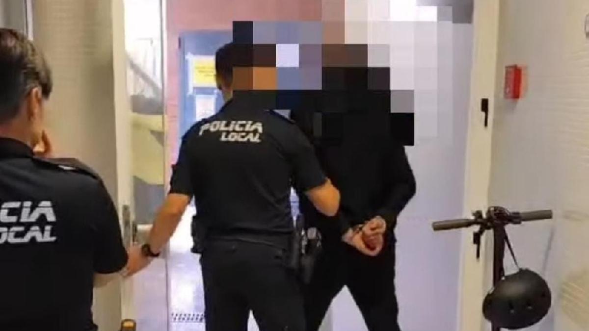 Agentes de la policía local de Sueca tras una detención, en una imagen de archivo.