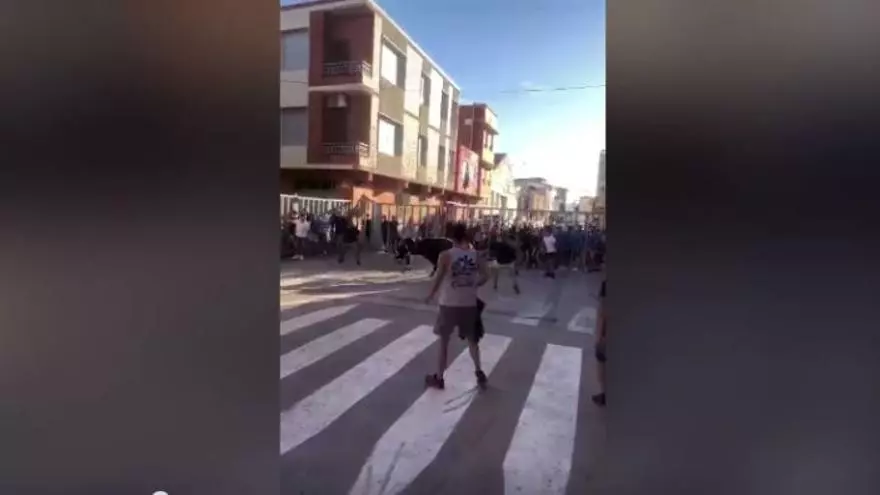 Cogida de gravedad en los ‘bous al carrer’ de Xilxes: un fatídico resbalón que acaba en cuatro cornadas