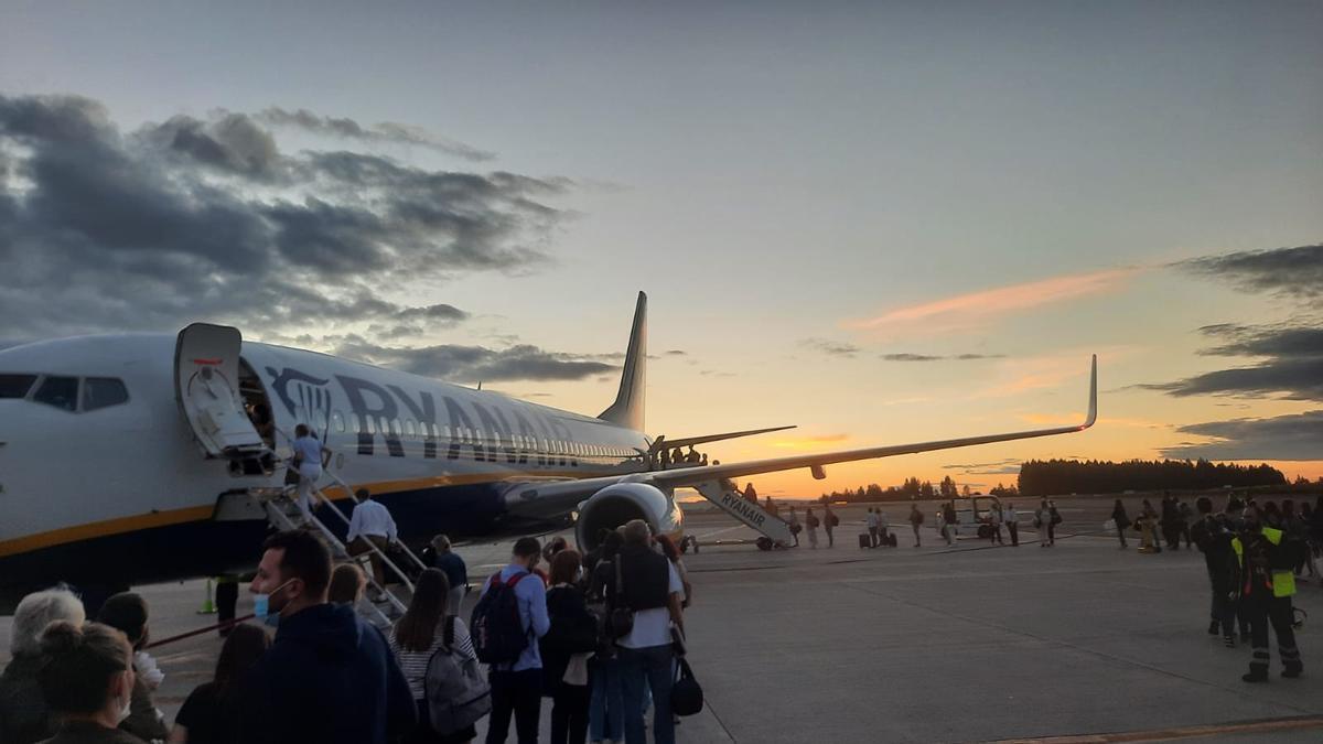 Un avión de Ryanair en el aeropuerto de Santiago.