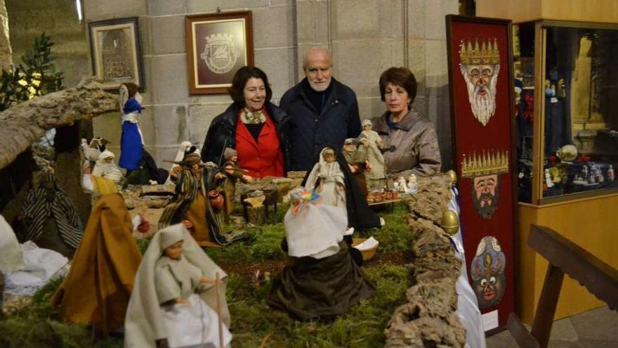 Presidente y miembros de la Asociación Amigos da Catedral, ante uno de los belenes expuestos. // J. V.
