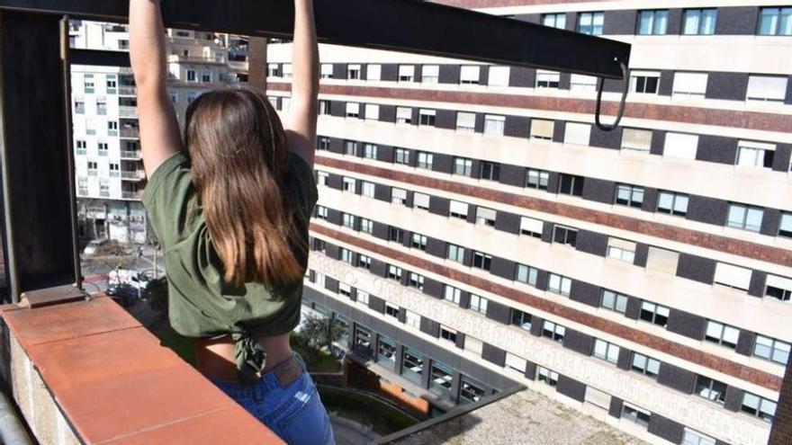 Rescatan a una adolescente de 14 años que se había colgado de una cornisa para hacerse una foto