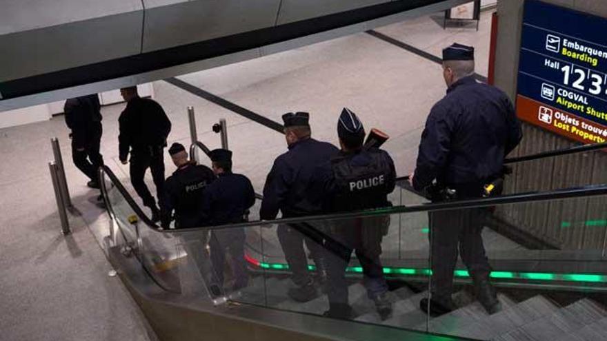 Agentes de Policía en el aeropuerto Charles de Gaulle // EFE