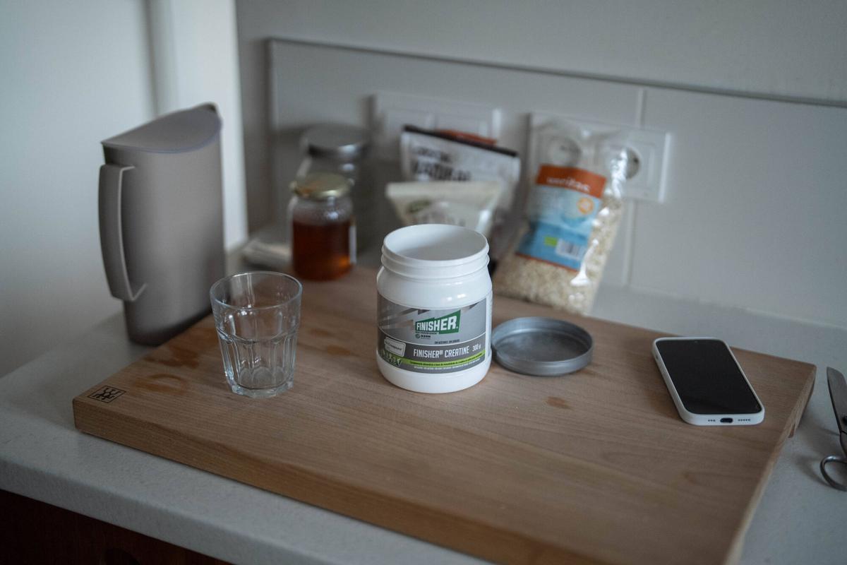 Barcelona. 18/02/2026 Sociedad. Un joven prepara un batido con creatina en casa, reflejo de la popularización del suplemento fuera del ámbito profesional. Foto de Zowy Voeten