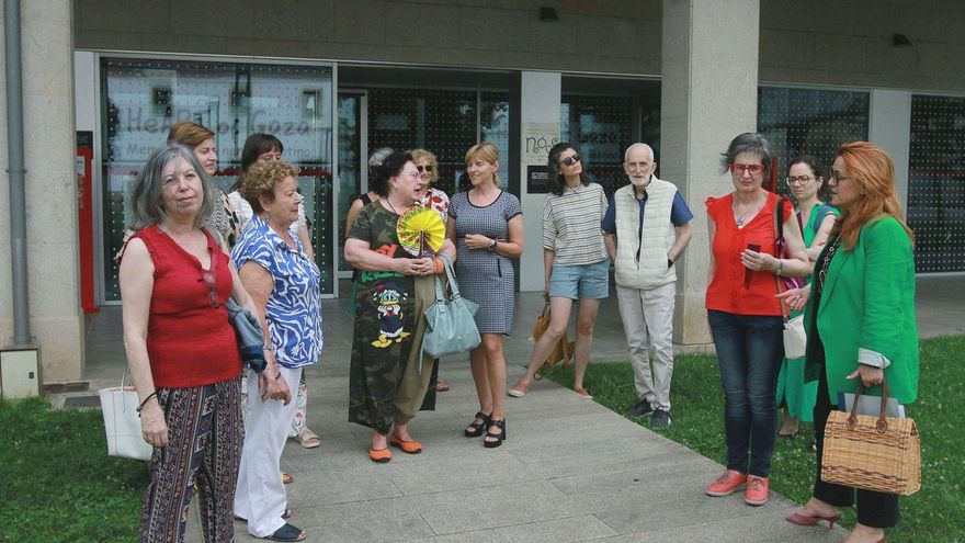 La arquitecta municipal, Elvira Carregado, junto a los asistentes en la biblioteca pública Nós. | Iñaki Osorio