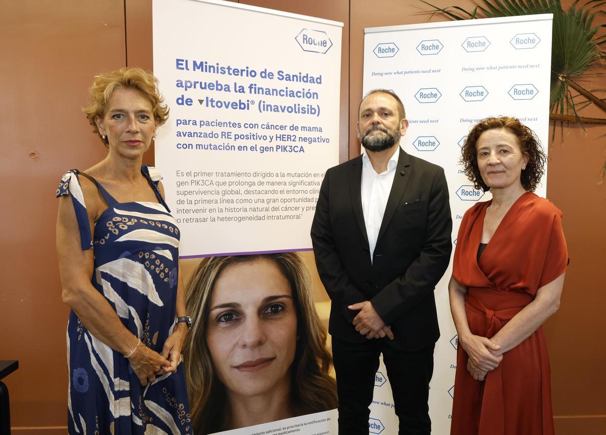 De izquierda a derecha: doctora Eva Ciruelos, coordinadora de la Unidad de mama, Servicio de Oncología Médica Hospital Universitario 12 de Octubre y HM Hospitales, Vicepresidenta del grupo SOLTI y profesora asociada en la Universidad Complutense de Madrid (UCM); doctor Federico Rojo, jefe de servicio de la unidad de Anatomía Patológica del Hospital Universitario Fundación Jiménez Díaz de Madrid; y doctora Mª Luz Amador, directora médica de Roche Farma España
