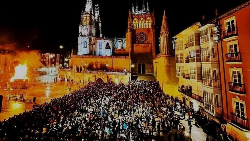 Cremà de la falla de Fede Alonso junto a la Catedral de Burgos