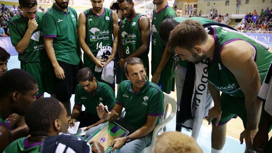 Joan Plaza se dirige a sus jugadores en el partido del jueves frente al Fenerbahce en Alhaurín.