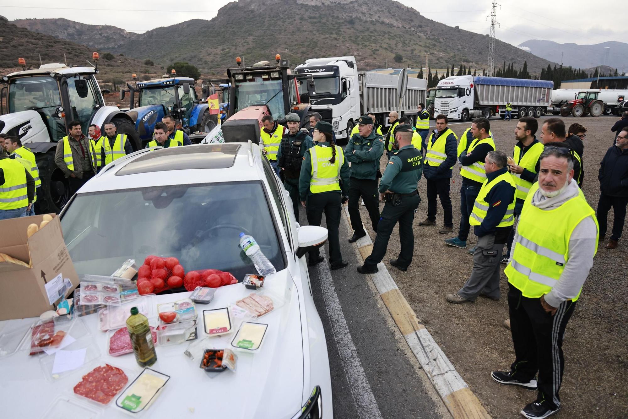 Las imágenes de la protesta de agricultores que ha colapsado el tráfico en Murcia