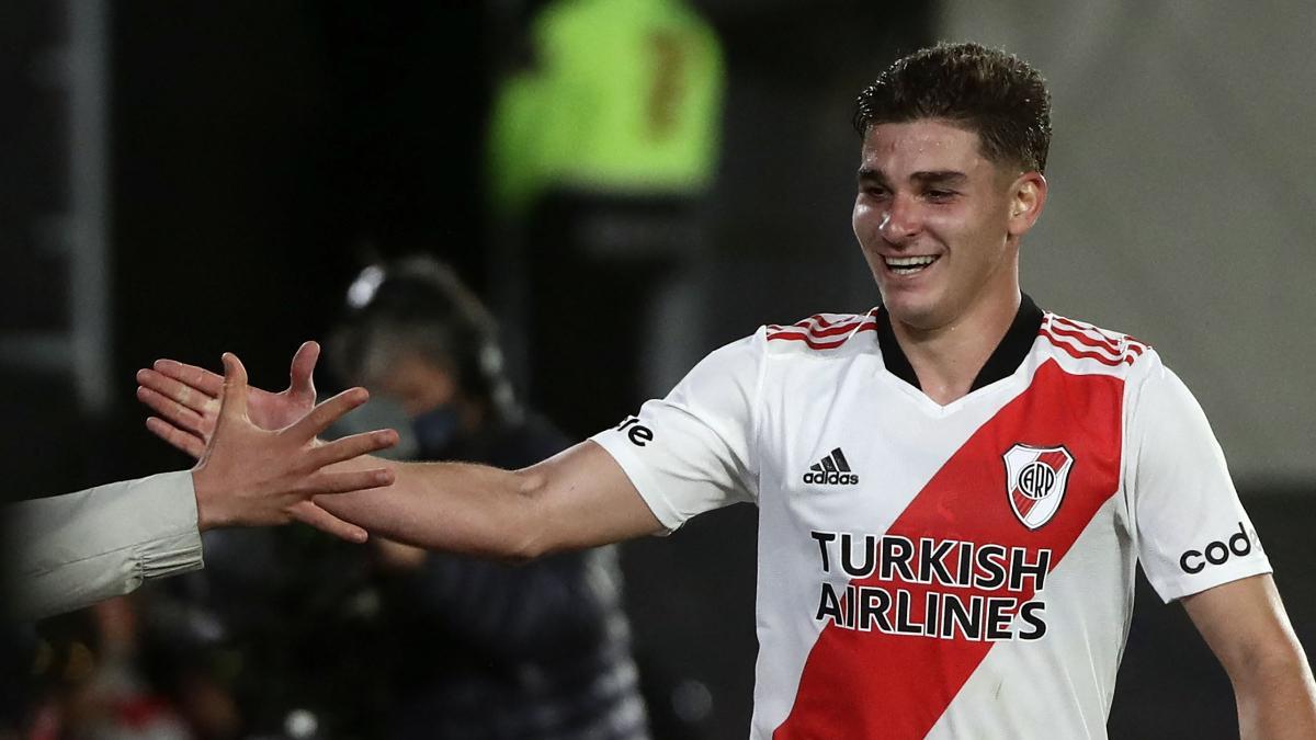 Julián Álvarez celebra un gol con River en el Estadio Monumental