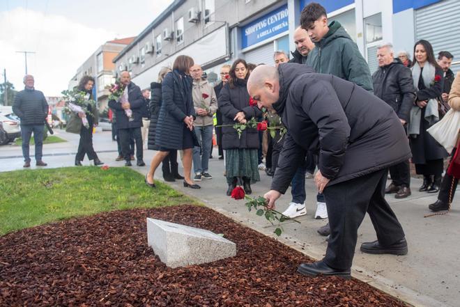 Una placa en Agrela rinde homenaje al matrimonio muerto en un accidente en la nochebuena de 2020