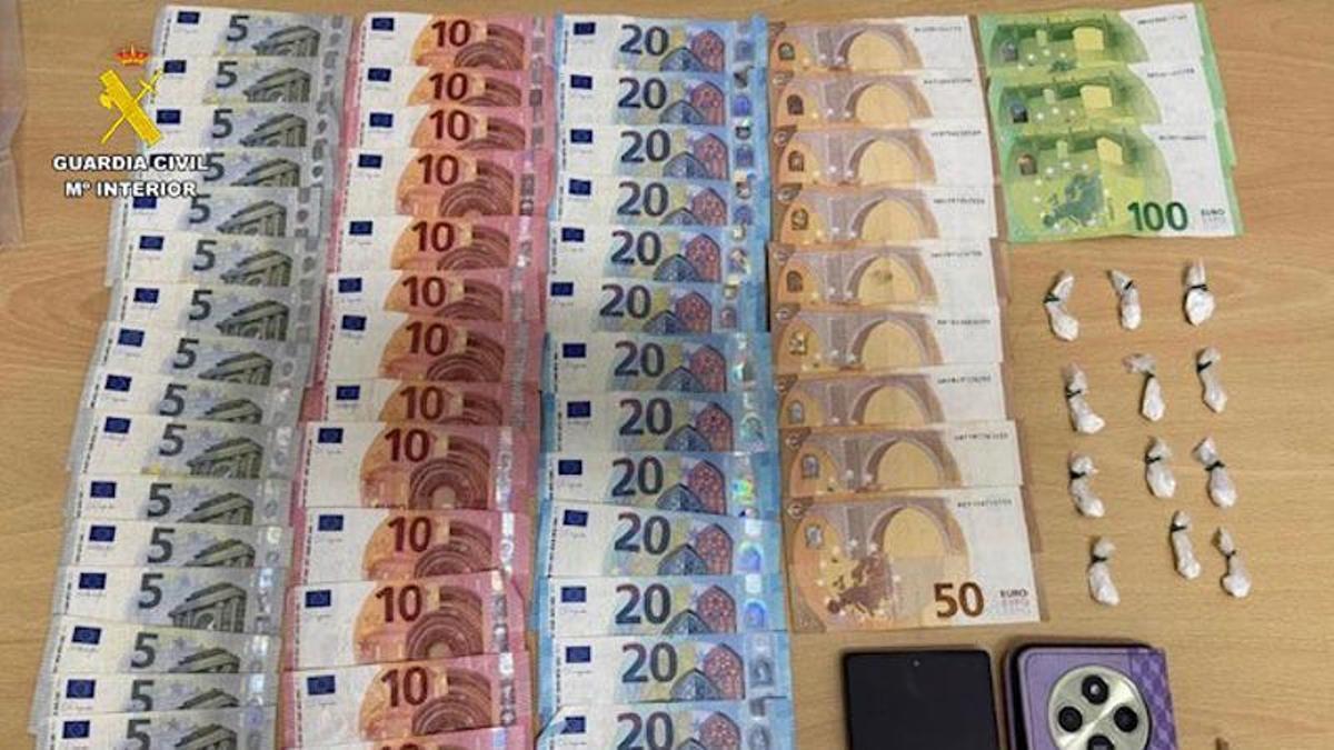 Dinero y papelinas de cocaína encontradas en el restaurante de Portocolom