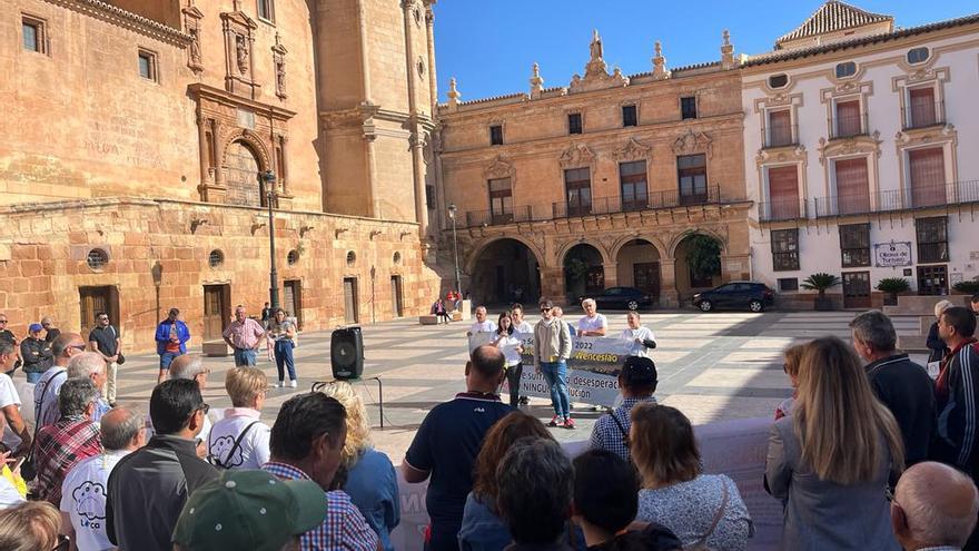 A su llegada a la Plaza de España se leía un manifiesto en el que los damnificados pedían soluciones.