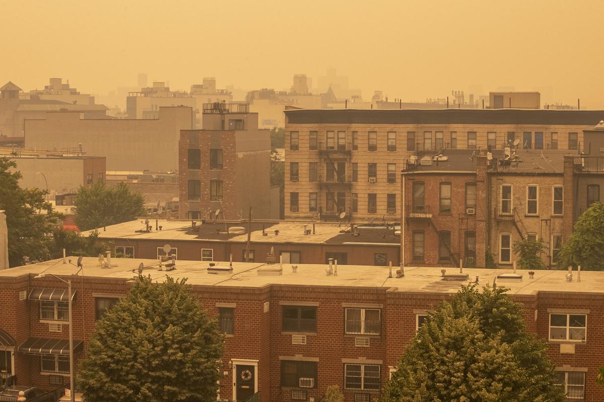 El humo procedente de los incendios forestales asola Manhattan y el Puente de Brooklyn