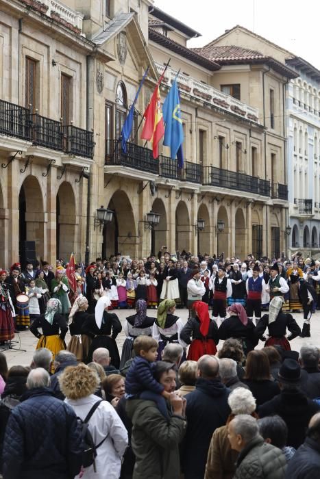 Folclore en la plaza del Ayuntamiento de Oviedo