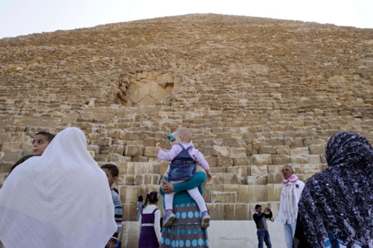 Visitants a les piràmides de Gizeh al Caire, Egipte, no podran entrar fins d’aquí uns dies. Les autoritats egípcies han tancat l’accés a la piràmide més gran després de sentir rumors que grups maçònics volien fer una cerimònia espiritual a les 11:11, l’11 de novembre.