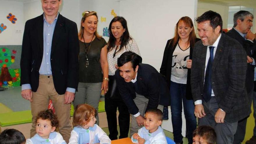 Representantes políticos y conselleiro, junto a algunos alumnos de la escuela infantil de Rons. // Muñiz