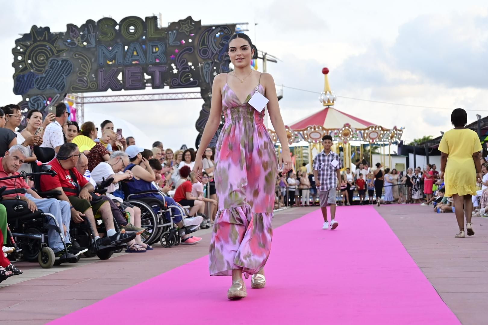 El Moll de Costa se viste de moda con el desfile solidario de Cáritas