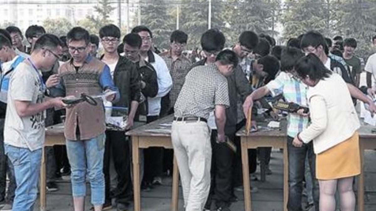 Vigilancia 8 Control de seguridad a alumnos antes del 'gaokao' (selectividad), en Ganyu (China).