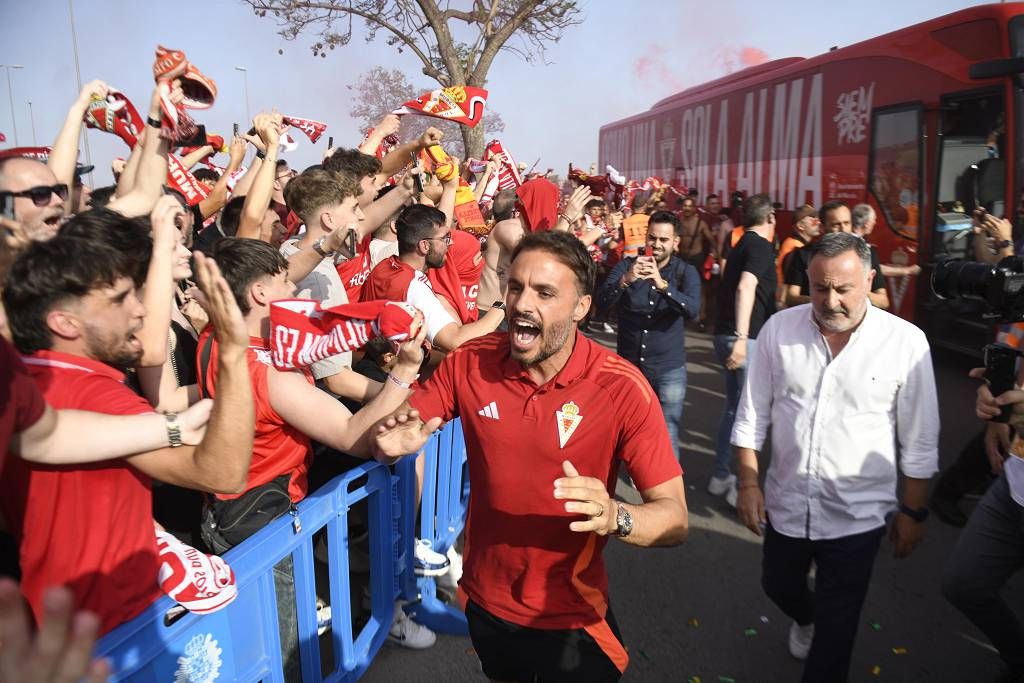 Recibimiento de la afición al Real Murcia antes del partido ante el Nástic