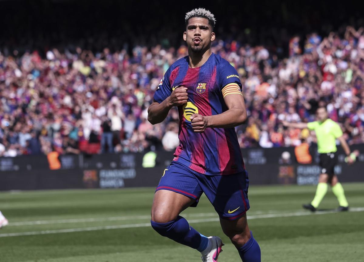 Ronald Araujo celebra el gol que dio ayer el triunfo al Barcelona ante el Rayo Vallecano. | FDV