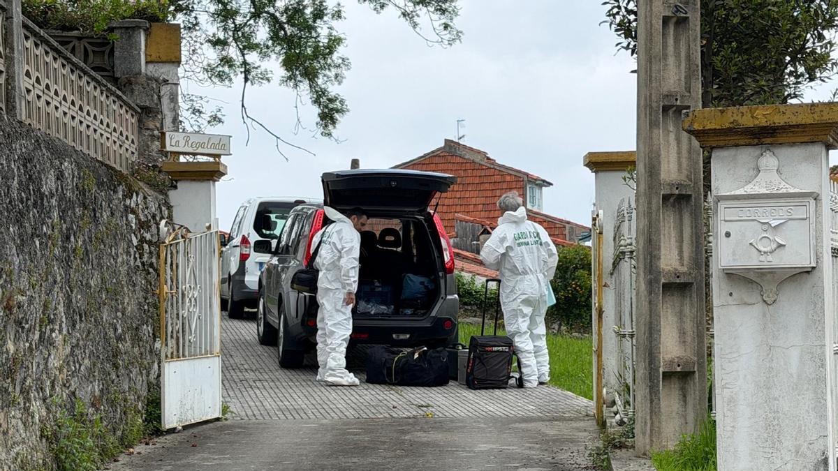 Agentes de Criminalística tras tomar muestras en la casa de Úrculo.