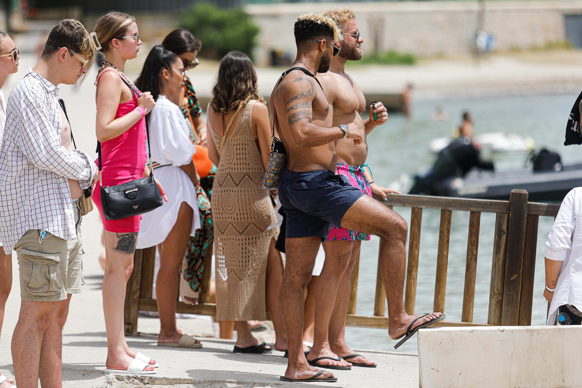 Los ‘party boats’ esquivan la ley contra el turismo de borrachera y sirven barra libre en Ibiza