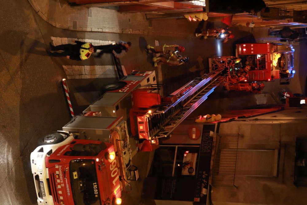 Imatges dels Bombers treballant al carrer Puigterrà de Dalt.