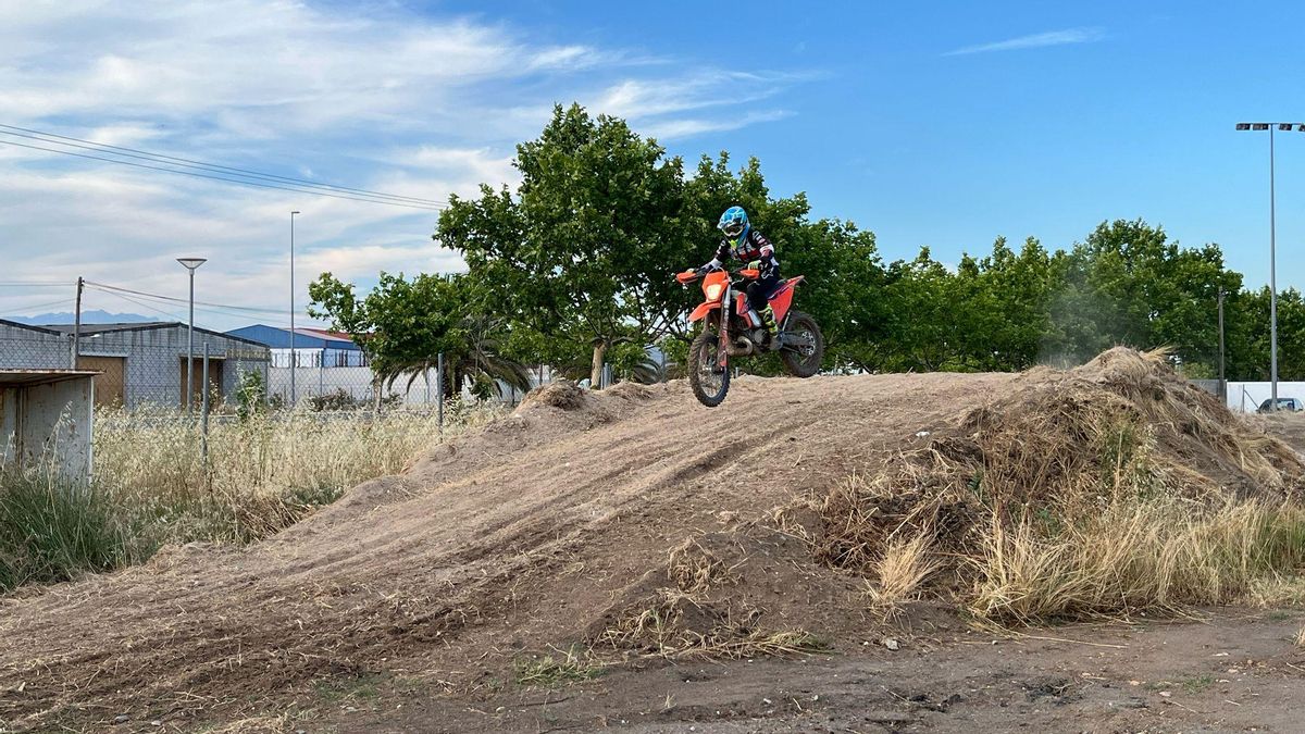 Un motorista, en el nuevo circuito de motocross, en Navalmoral.