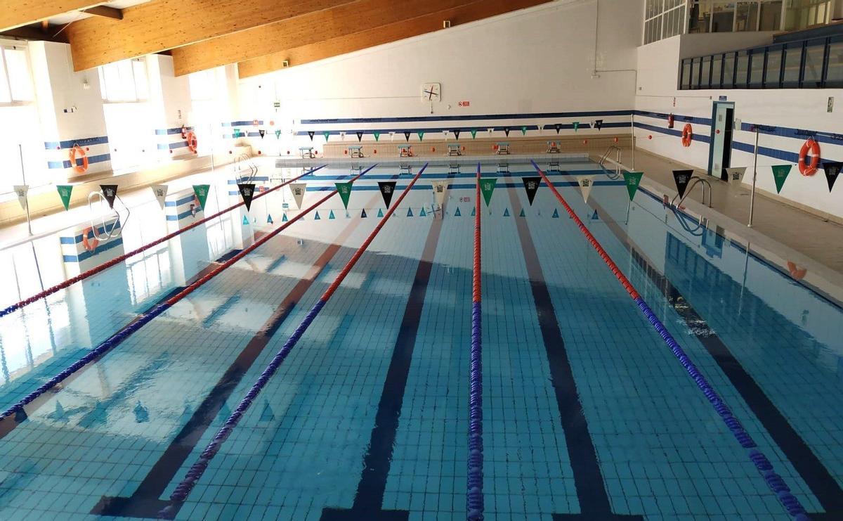Una piscina, a la espera de recibir a sus nadadores diarios. Una piscina, a la espera de recibir a sus nadadores diarios.