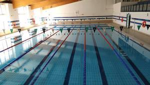 Una piscina, a la espera de recibir a sus nadadores diarios.