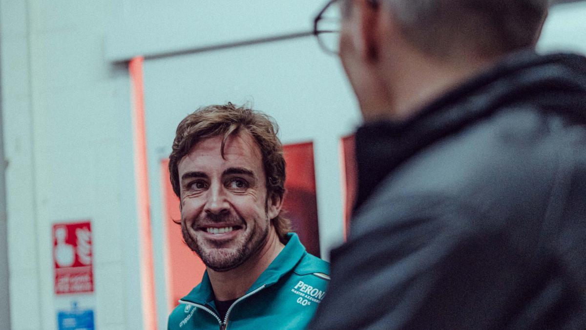 Fernando Alonso, junto a Mike Krack en las instalaciones de Aston Martin
