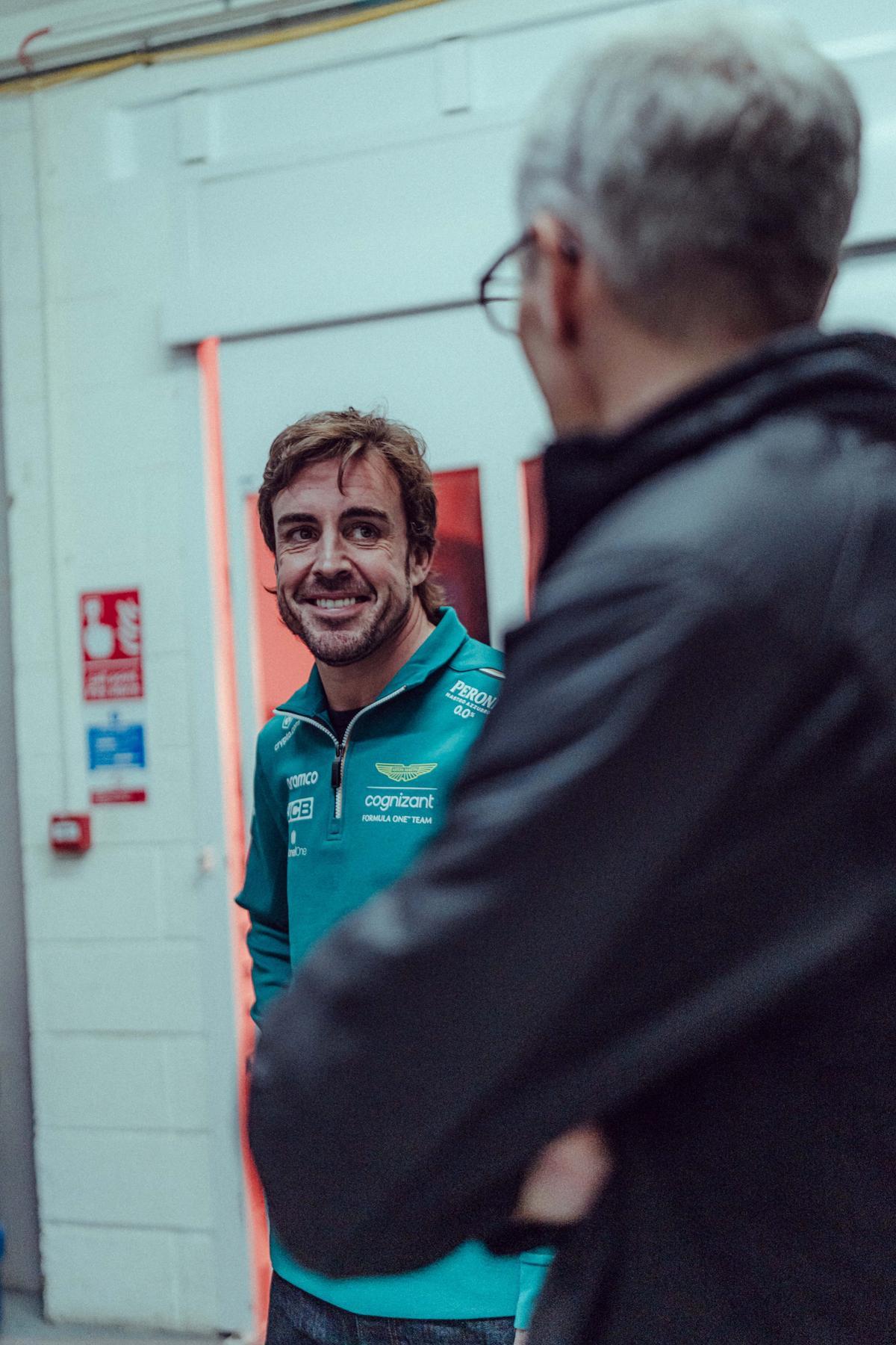 Fernando Alonso, junto a Mike Krack en las instalaciones de Aston Martin