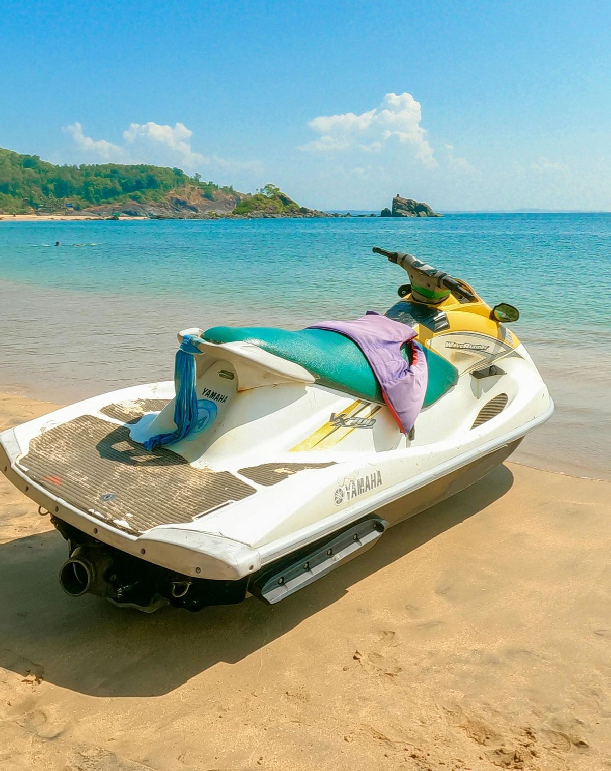 Una moto de agua aparcada en una playa.