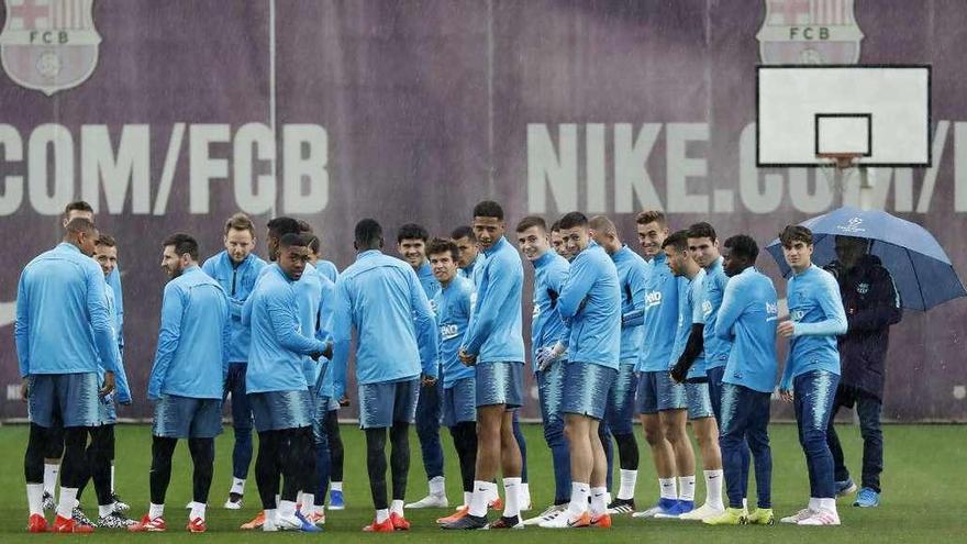 Los jugadores del Barcelona, antes de comenzar el entrenamiento de ayer. // Efe