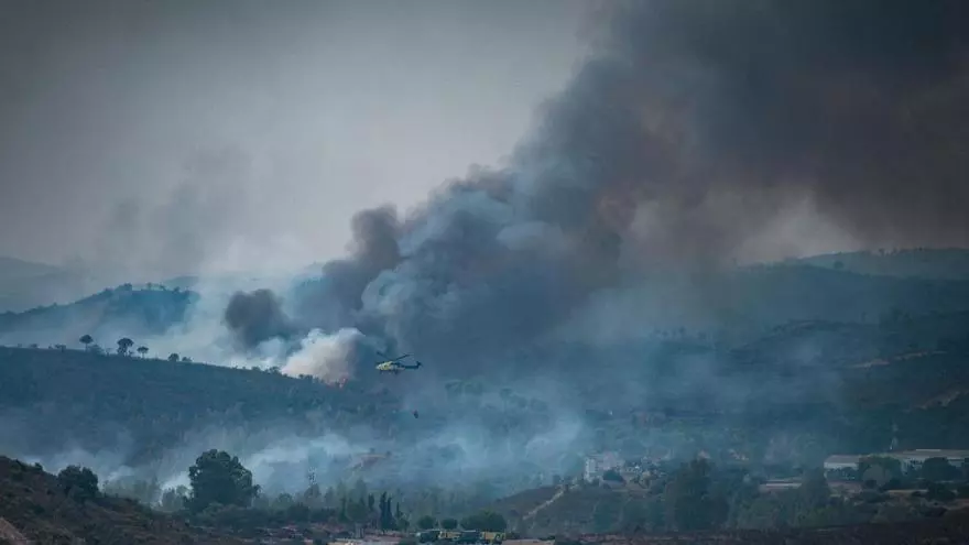 VÍDEO | El incendio de Niebla sigue activo en Aznalcóllar: 450 efectivos y una veintena de medios aéreos combaten las llamas