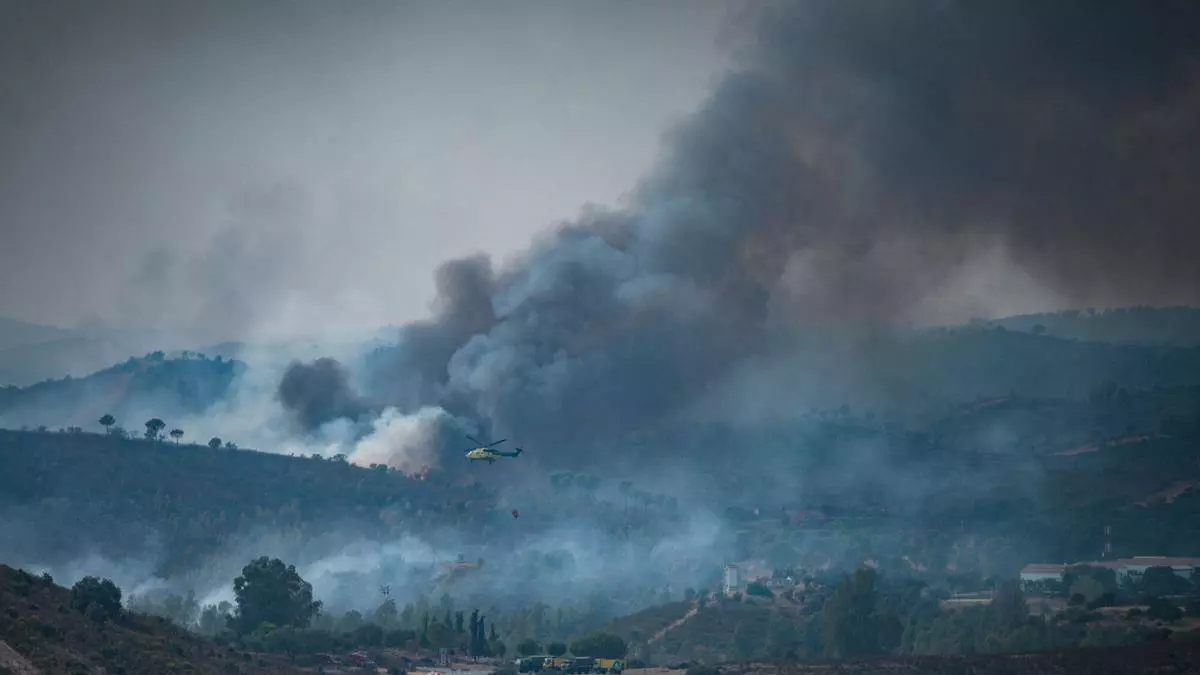 El viento amenaza con reanimar el fuego de Niebla que se extiende por Aznalcóllar hacia el Castillo de las Guardas: "Es un monstruo de incendio"