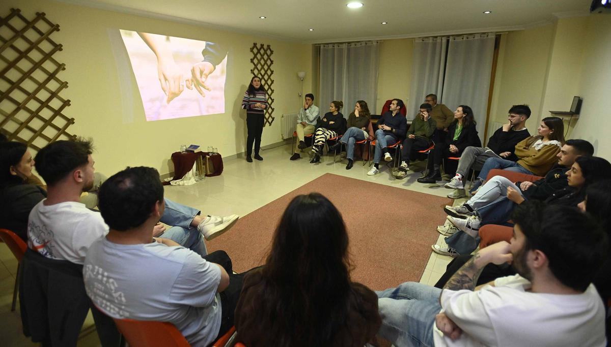 Nueve parejas jóvenes asisten a un cursillo prematrimonial en Vigo.