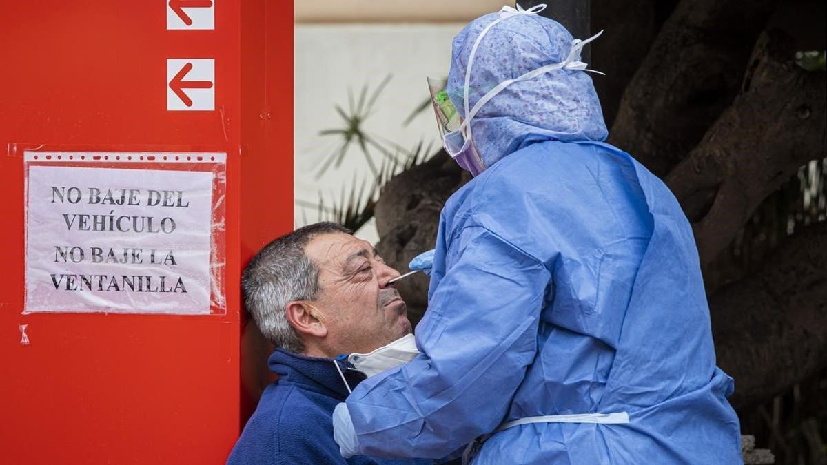 Pruebas de coronavirus, a pie de calle y en algunos casos sin bajar del coche, en el hospital de la Malvarosa de Valencia.
