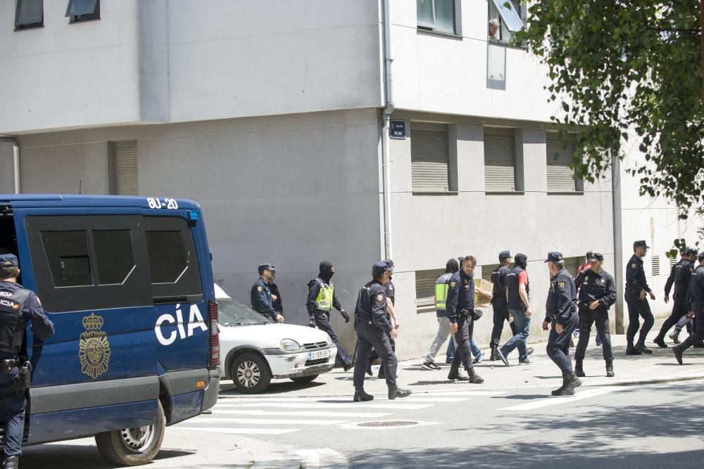 Amplio despliegue policial con varias unidades de la Policía Nacional y rastreo aéreo en helicóptero para registrar una docena de viviendas en el barrio de Monte Alto