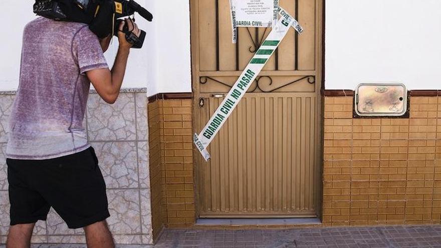 Un cámara de televisión toma imágenes de la vivienda en la localidad malagueña de Mollina donde han sido hallados los cuerpos de una mujer de 60 años, con signos de muerte violenta, y de un hombre de 58, que podría haberse suicidado.