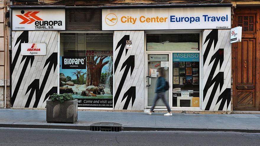 Una agencia de viajes del centro de València, cerrada ayer por los efectos de la pandemia. | J. M. LÓPEZ