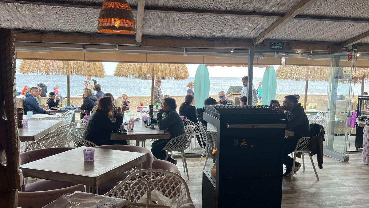 Begleitet von "Goodbye Deutschland" – das "Tiki Beach" von Mallorca-Auswanderin Peggy Jerofke ist in Cala Ratjada in die Saison gestartet